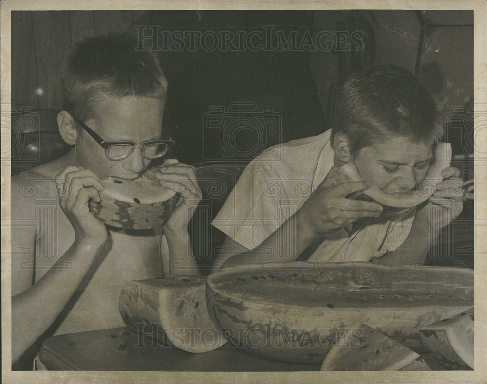 1967 Press Photo Watermelon Eating Contest Free Virgil - Historic Images