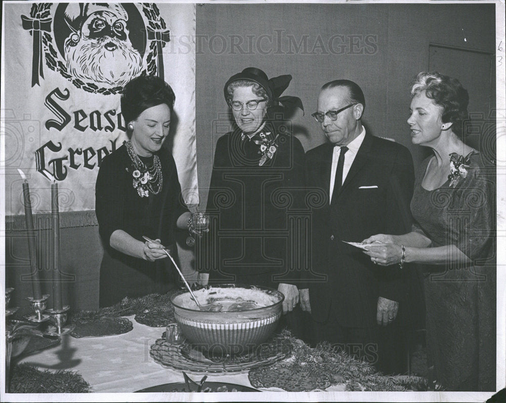 1962 Press Photo Mrs Gail Ireland Newborn Basil Kidwell - Historic Images