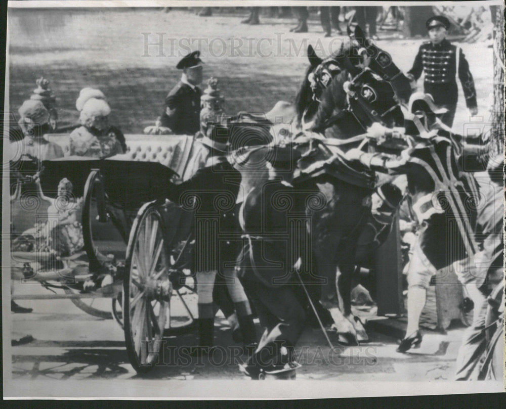 1969 Press Photo Dutch Princess Beatrix Footmen Police - Historic Images