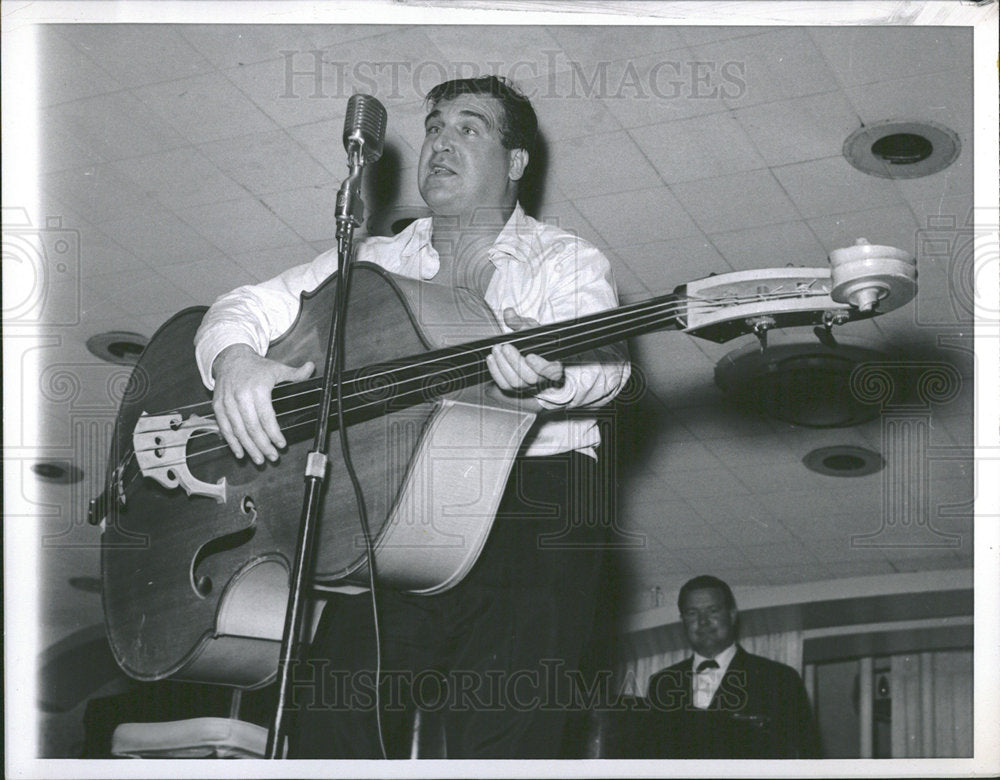 1962 Press Photo Chunky Shocky Greene fiddle slung  - Historic Images