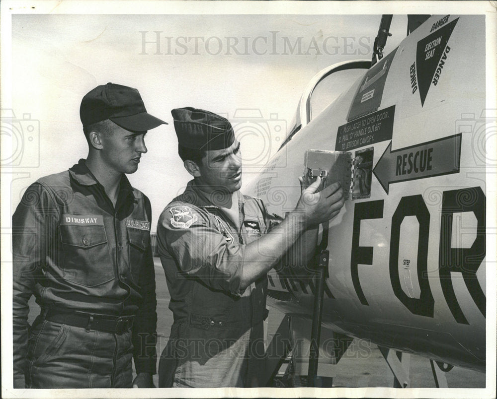 1966 Press Photo Leuitnant Terry Isaacson Fire Force  - Historic Images