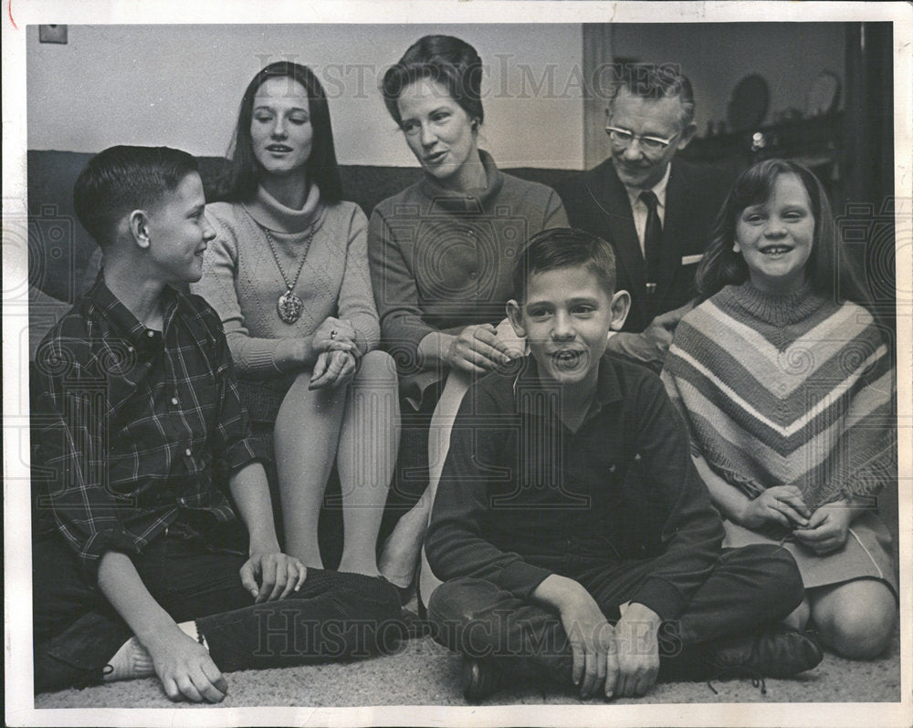 1968 Press Photo Female Hospital Supervisor And Family - Historic Images