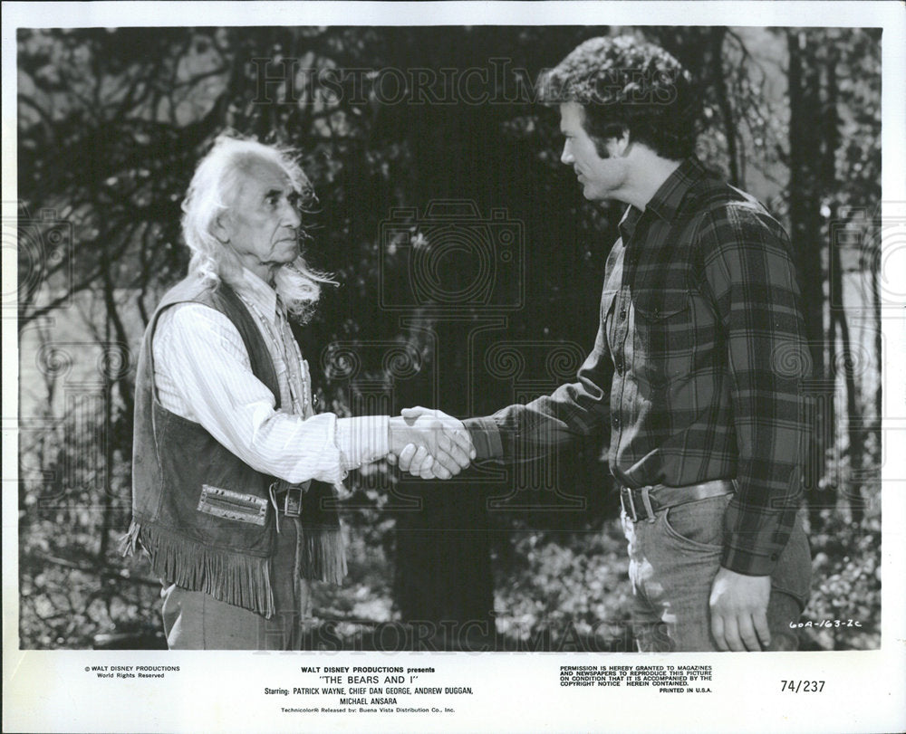 1974 Press Photo Patrick Wayne Chief Dan George Bears - Historic Images