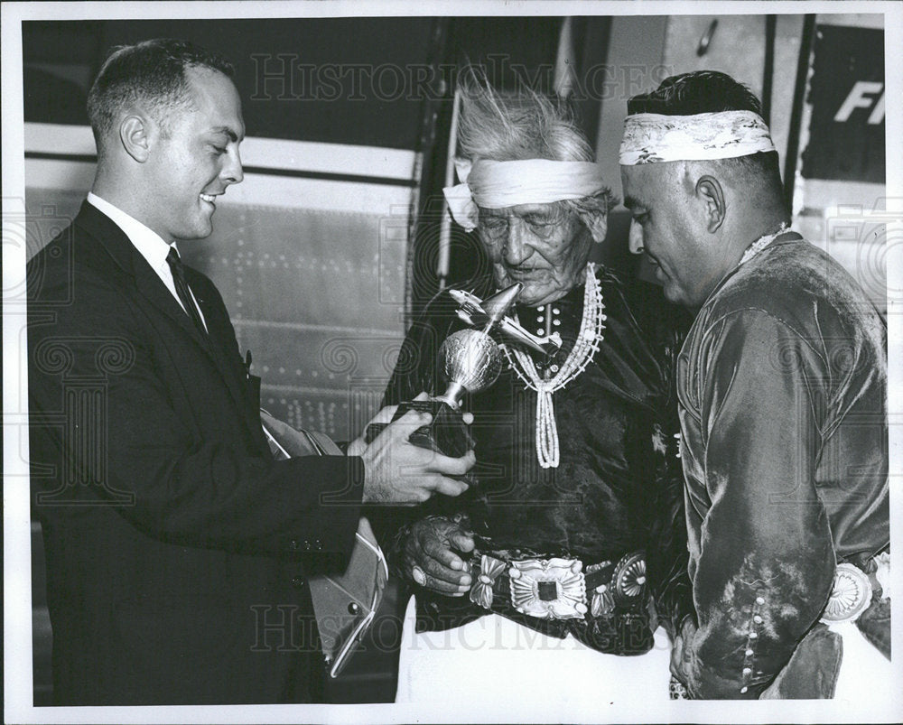 1960 Press Photo Jeff King Navajo Medicine Man Chicago - Historic Images