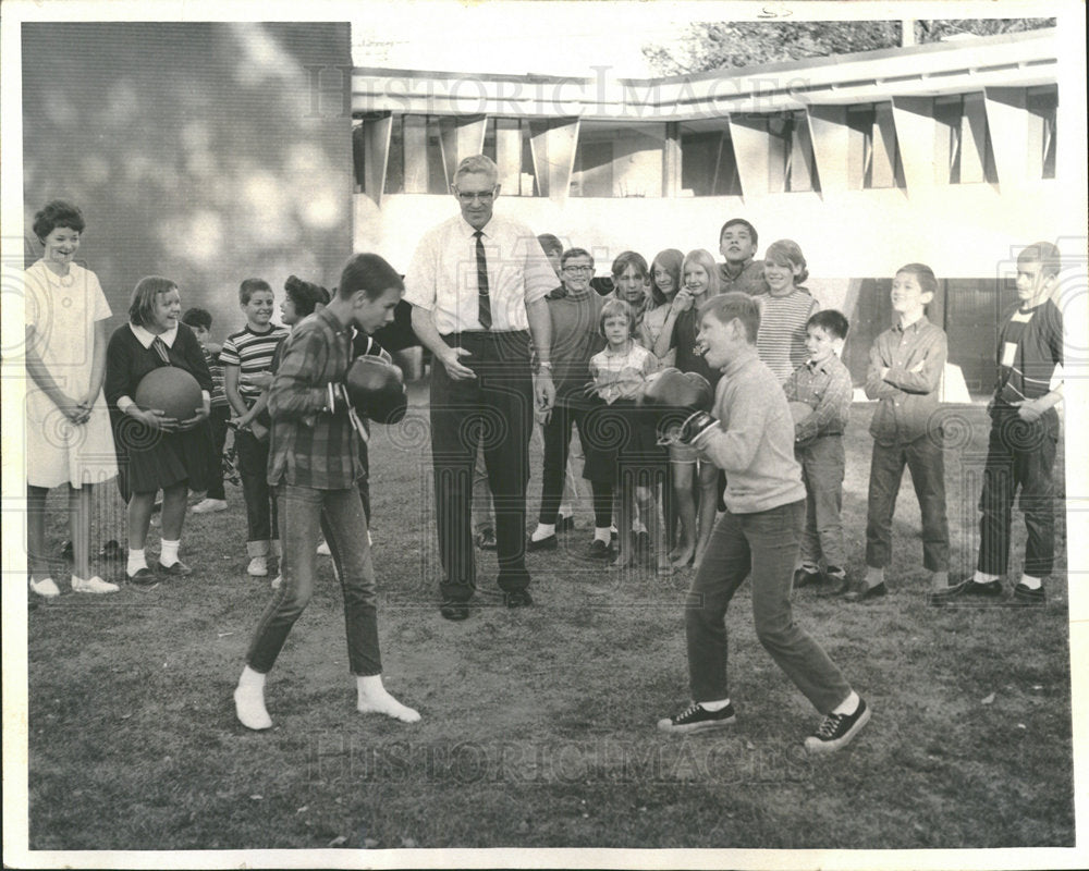 1967 Press Photo Pastor Archie Madsen  - Historic Images