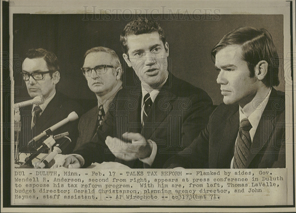 1971 Press Photo Wendell Anderson Flanked Duluth reform - Historic Images