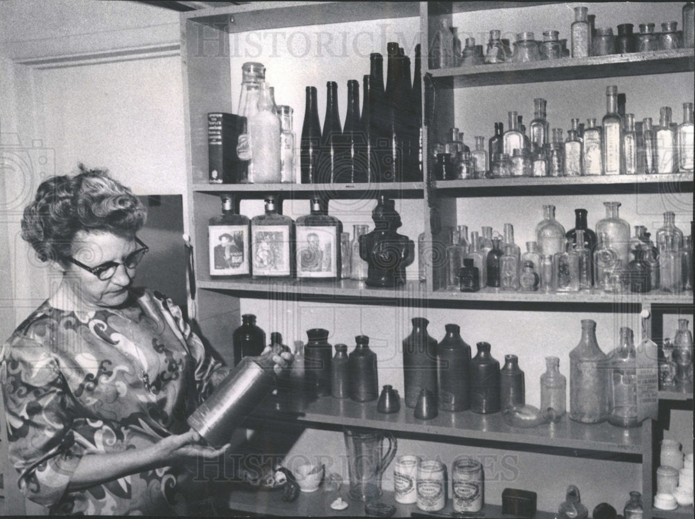 1968 Press Photo Irene Alkeire city dump prowling  - Historic Images
