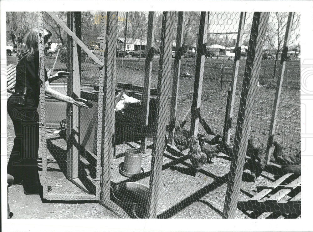 1982 Press Photo Lori Anderson Sheridan check coop Find - Historic Images