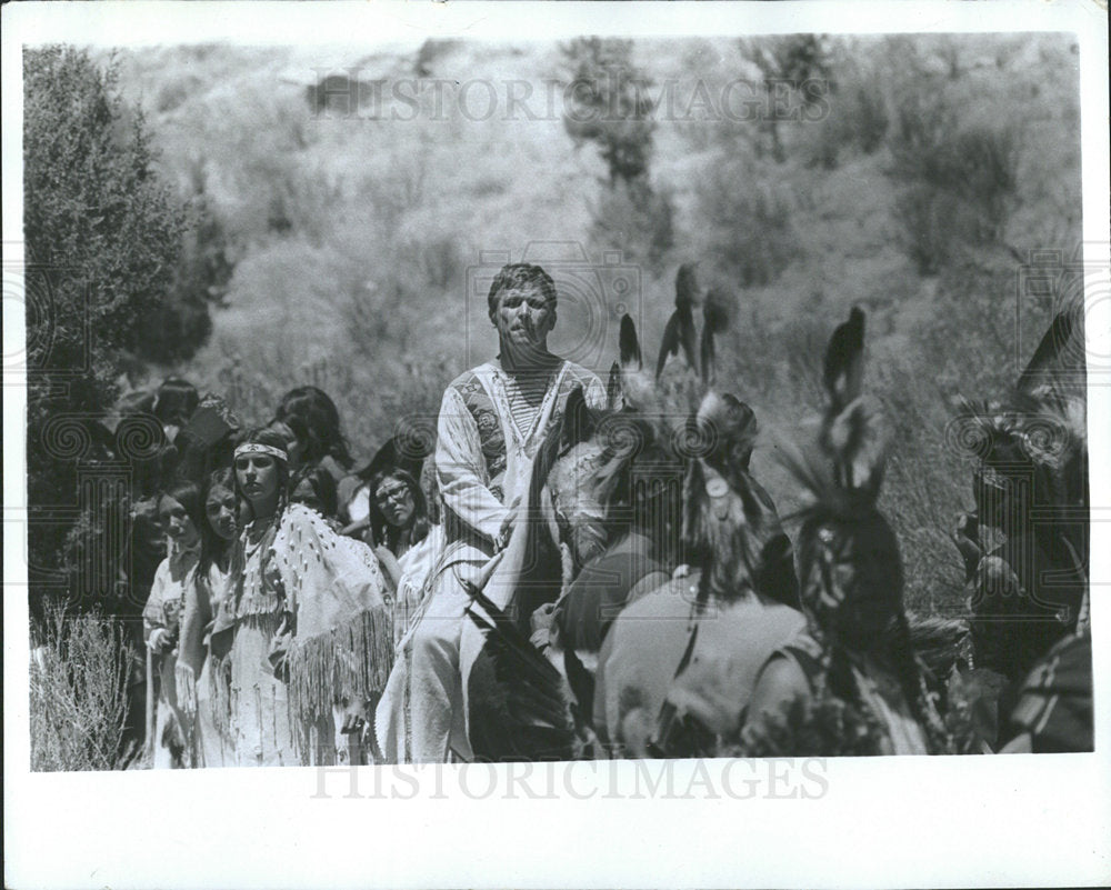 1976 Press Photo Tom Laughlin Billy Jack Manhood Brace - Historic Images