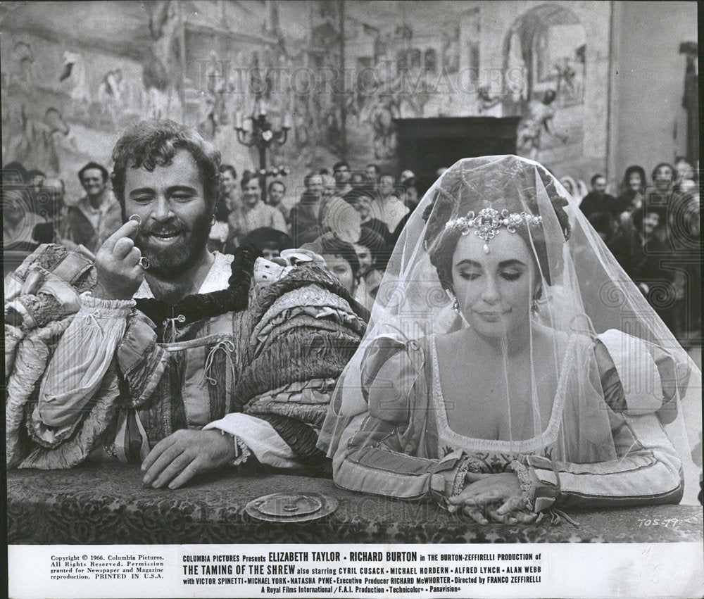 1967 Press Photo Elizabeth Taylor Richard Burton Stars - Historic Images
