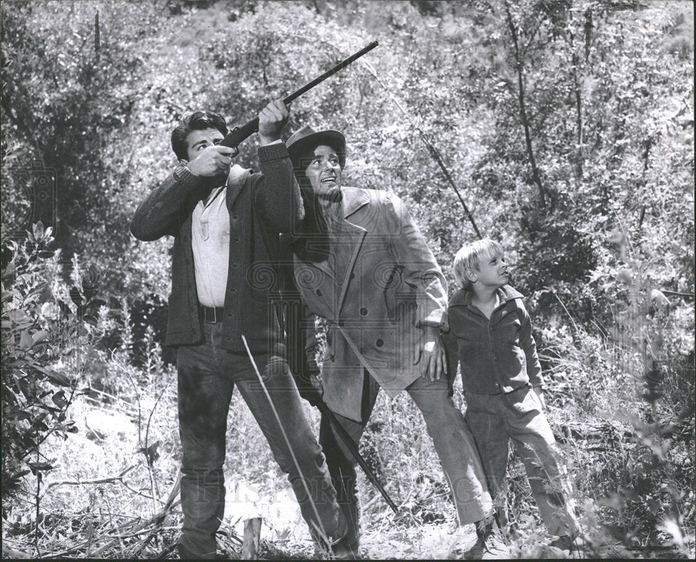 1969 Press Photo Stuart Whitman Dennis Holmes Hound Dog - Historic Images
