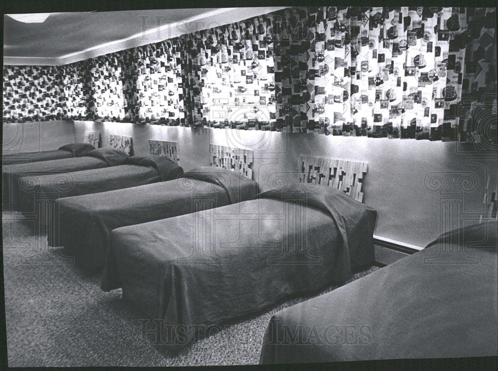 1962 Press Photo army bright colors efficiency walls - Historic Images