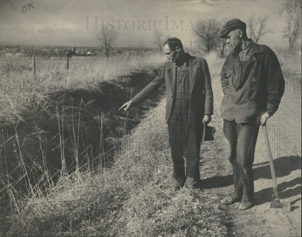 1934 Press Photo File Cully Hario Grass Hammer - Historic Images