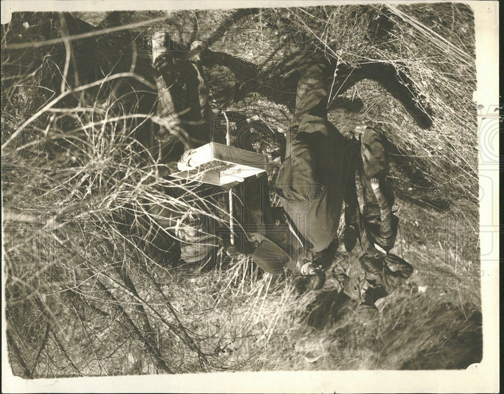 1934 Press Photo Sheriff Balms assistant hunting bullet - Historic Images