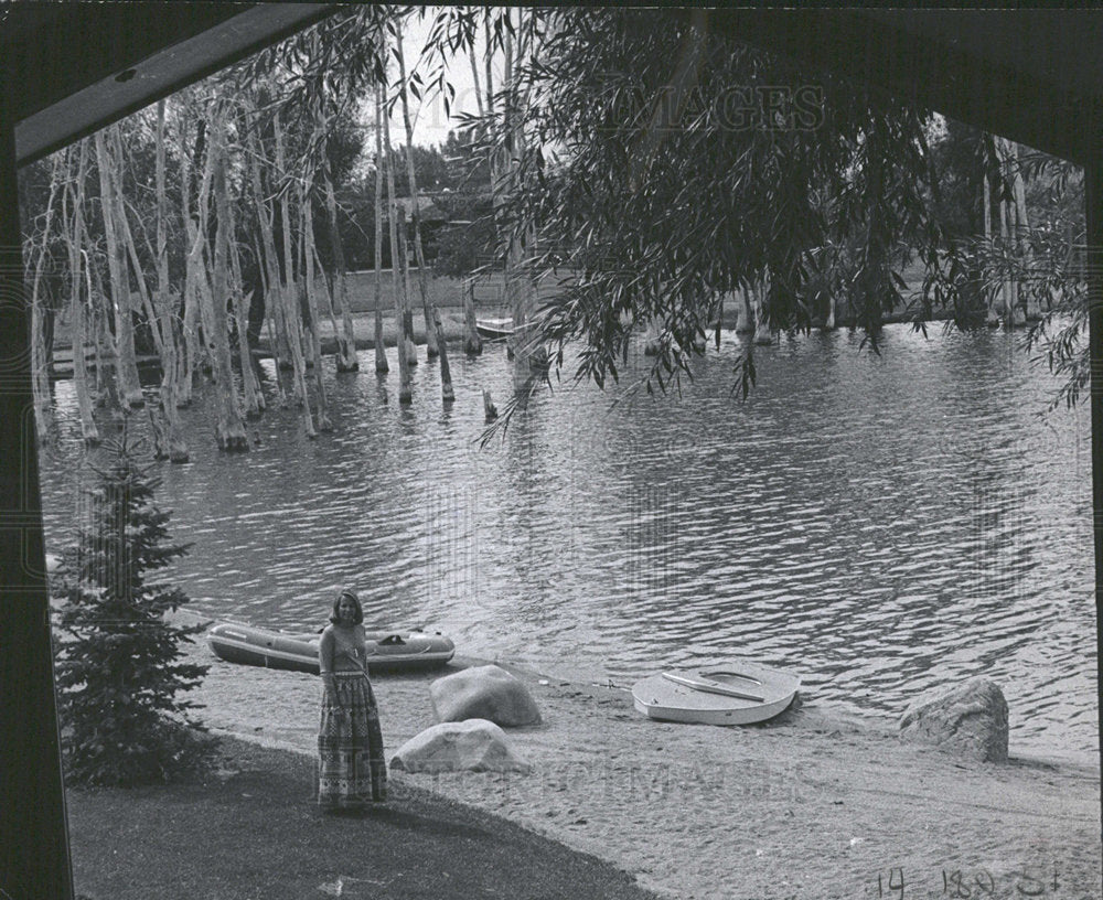 1972 Press Photo Mrs. Fred Larkin On The Beach - Historic Images