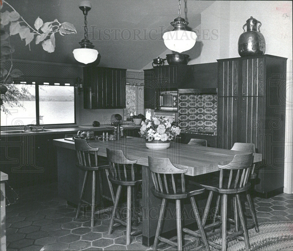 1972 Press Photo Mrs Fred Larkin kitchen home Table  - Historic Images