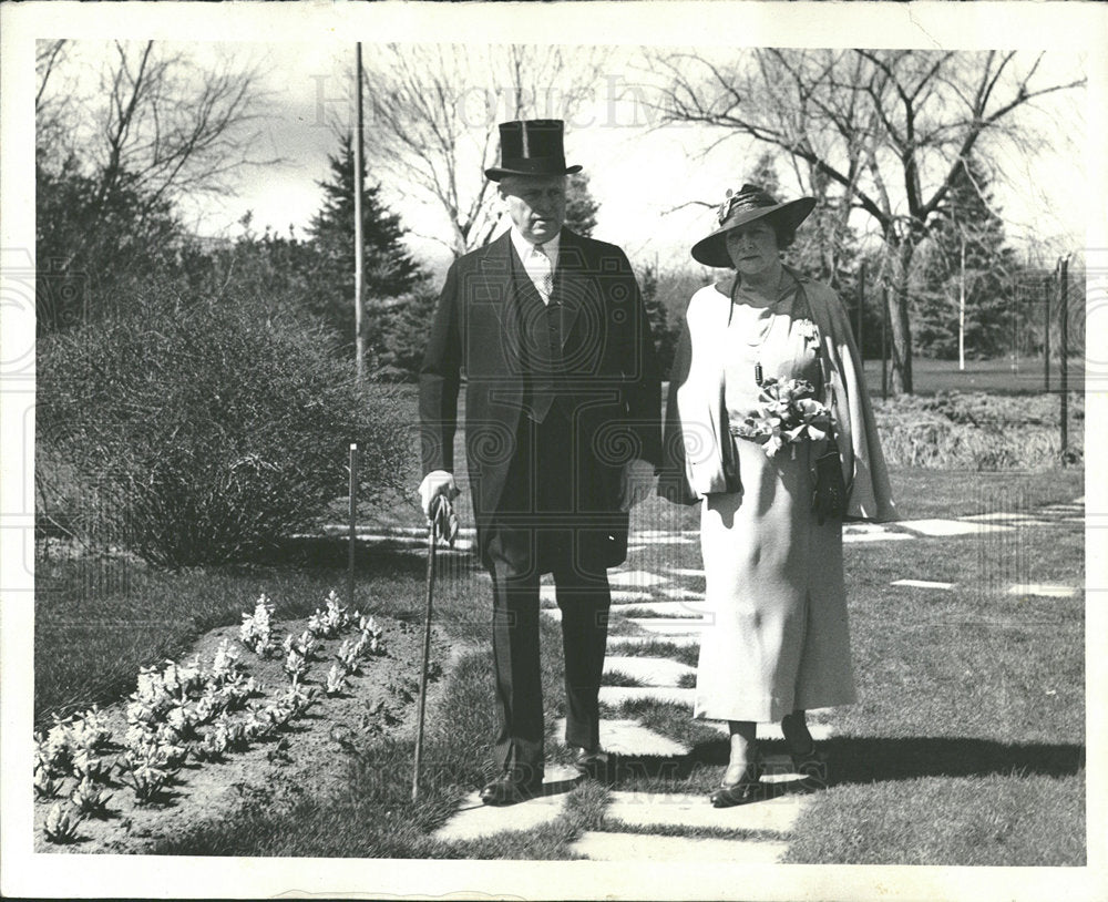 1935 Press Photo John Barnett wife garden  - Historic Images