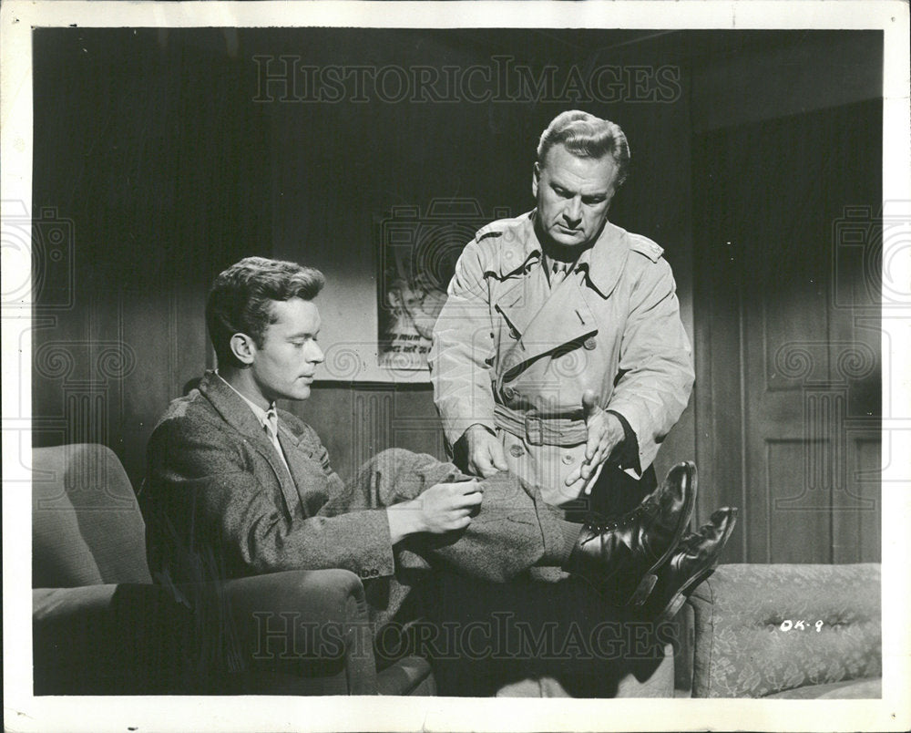 1959 Press Photo Paul Massie Eddie Albert Orders Kill - Historic Images