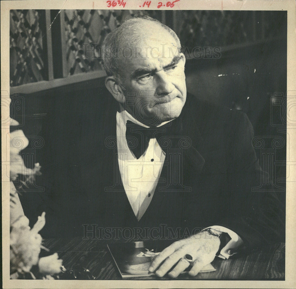 1981 Press Photo Lou Grant start Ed Asner pensive - Historic Images