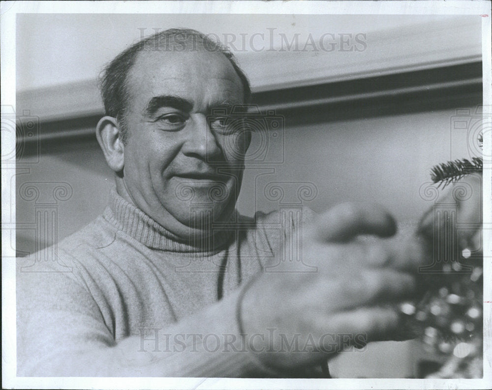 1977 Press Photo Ed Asner Star Gathering Channel Sunday - Historic Images