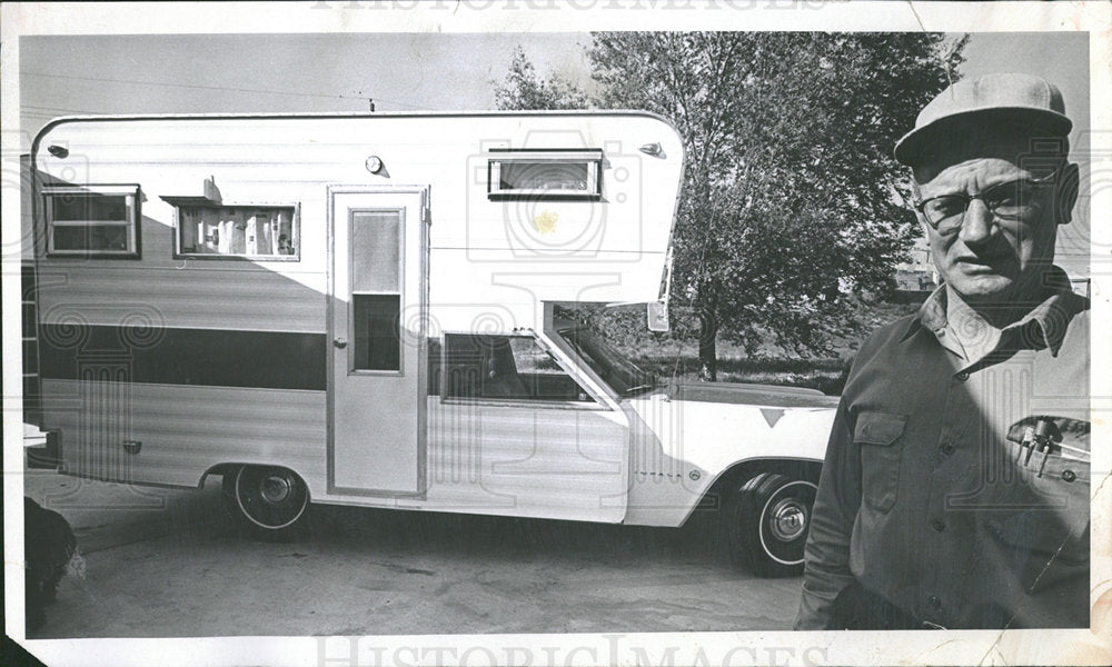 1967 Press Photo Gail Barnes Chevrolet sedan camper  - Historic Images