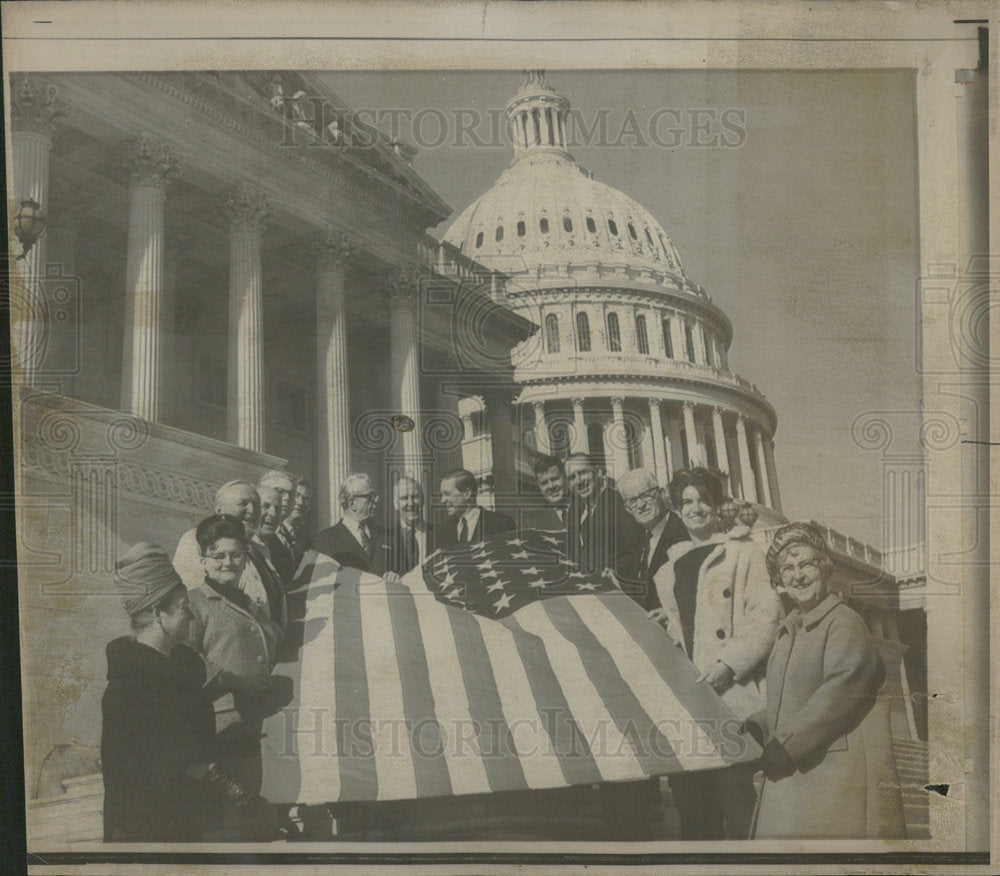 1967 Press Photo Flag-raising Washington Chicago Sen  - Historic Images