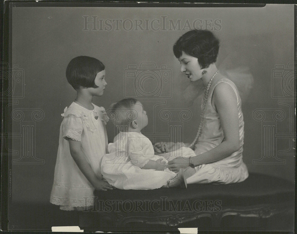 1998 Press Photo Mrs James Hover Beverly Ann Child Snap - Historic Images