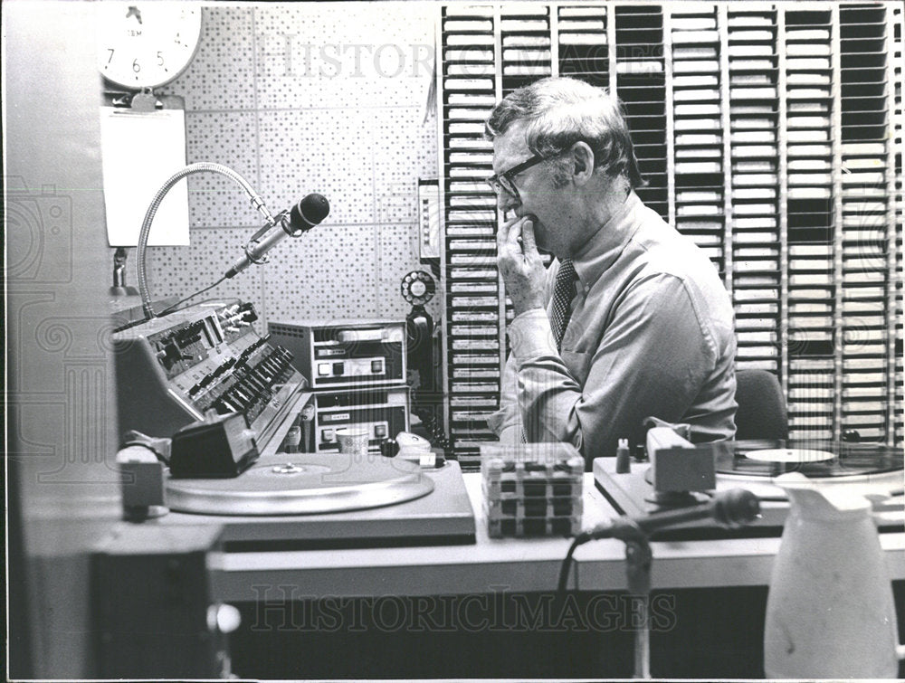 1973 Press Photo Bill Barker radio telephone talk show - Historic Images