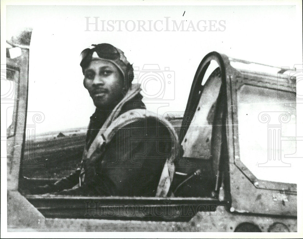 1988 Press Photo CAPTAIN CHARLES B. HALL FIGHTER - Historic Images