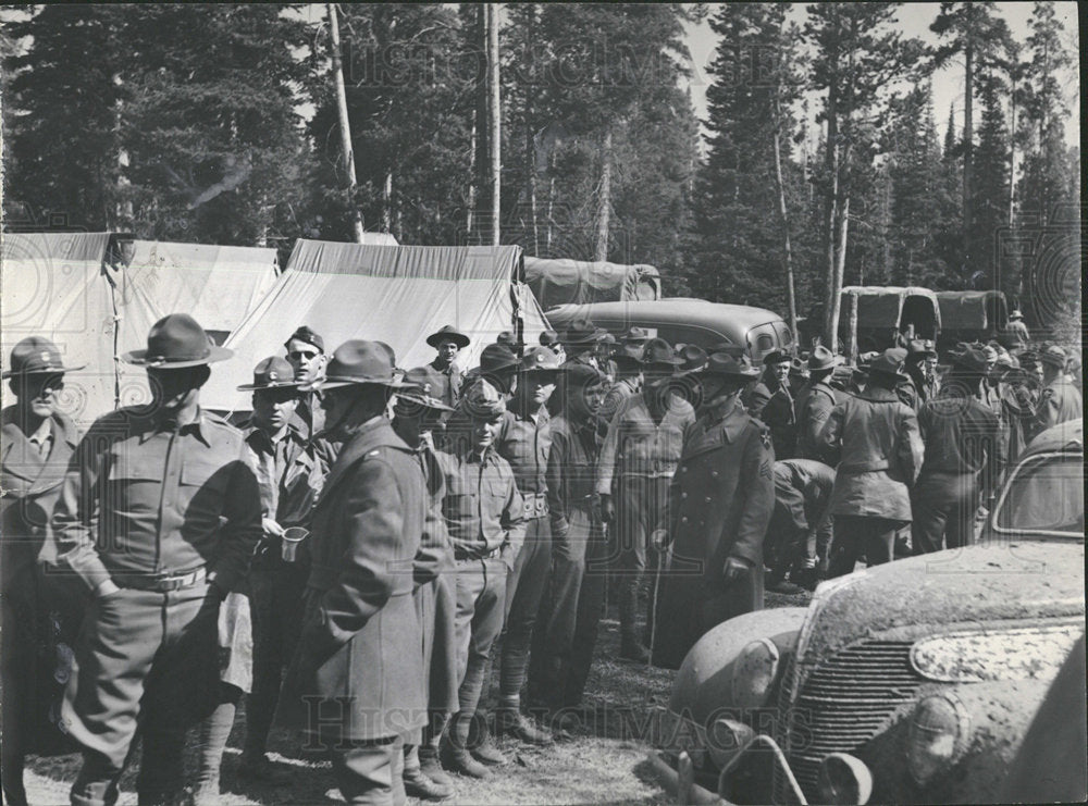 1939 Press Photo Hixon boys search infantrymen camp - Historic Images