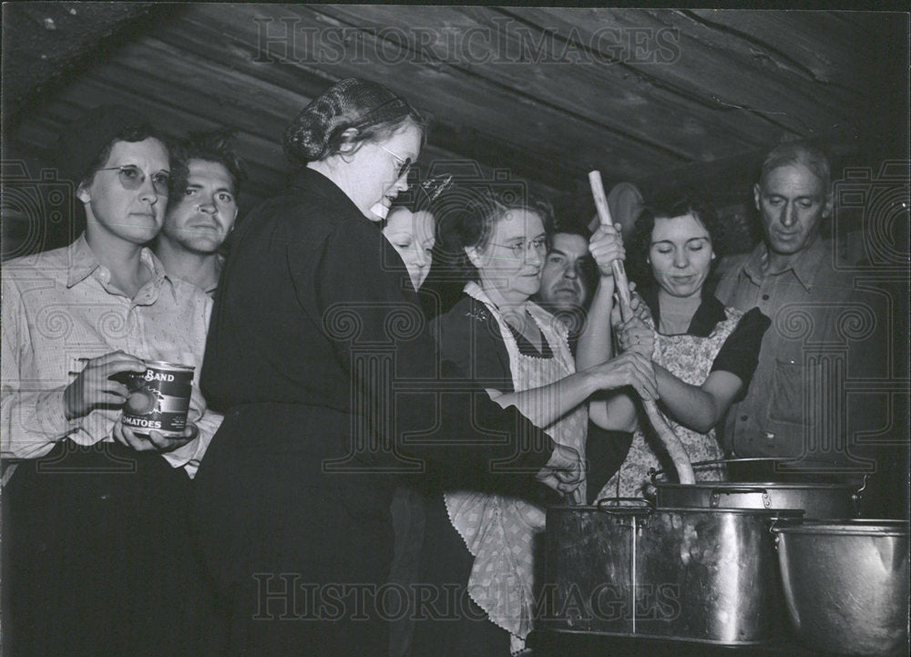 1939 Press Photo women cooks feed civilians Hixon case - Historic Images