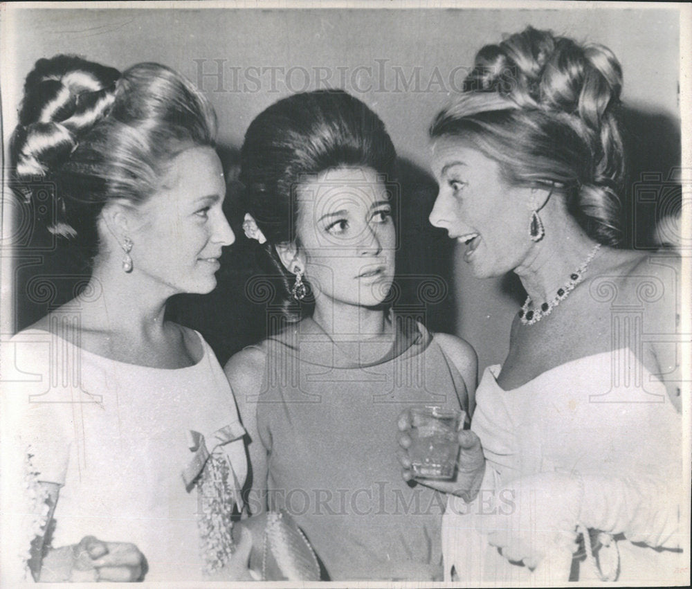 1965 Press Photo Mrs. Henry Ford II And Charlotte Ford  - Historic Images