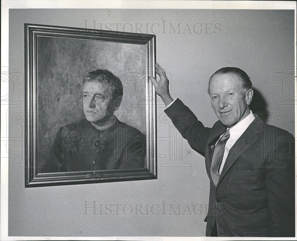 1966 Press Photo Artist Hurd With Portrait Time Mag - Historic Images
