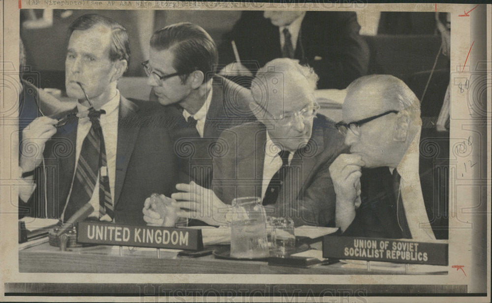 1971 Press Photo UN Meeting Bush Crowe Malik Discussion - Historic Images