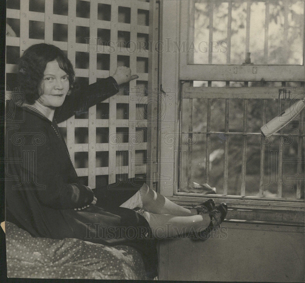 1927 Edith Astor poses jail cell sentence-Historic Images