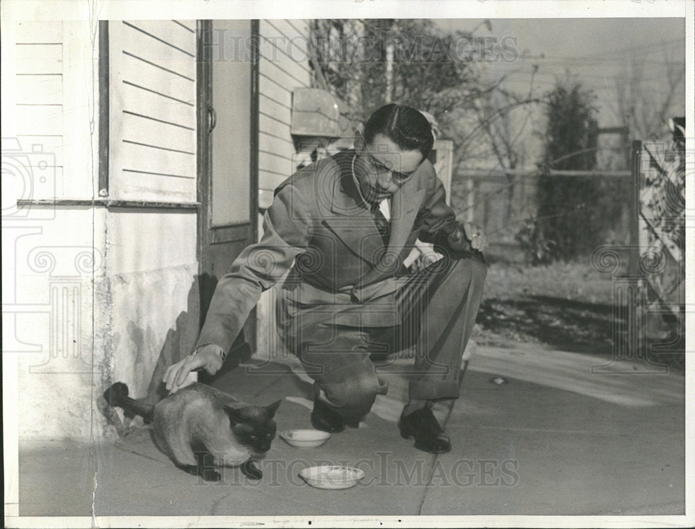 1938 Press Photo Man With Cat House Owner Found Dead - Historic Images