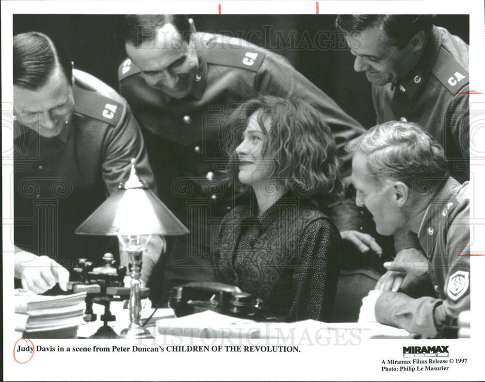 1997 Press Photo Children Revolution Film Actress Davis - Historic Images
