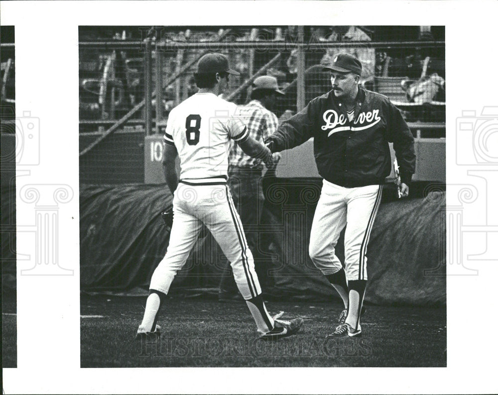 1983 Press Photo Denver Baseball Barnes Shaking Hands - Historic Images