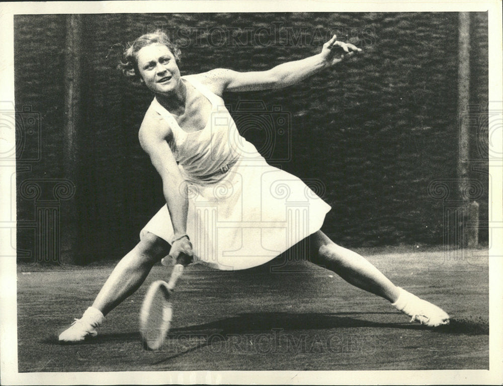 1933 Press Photo English Tennis Player Heeley Returning - Historic Images