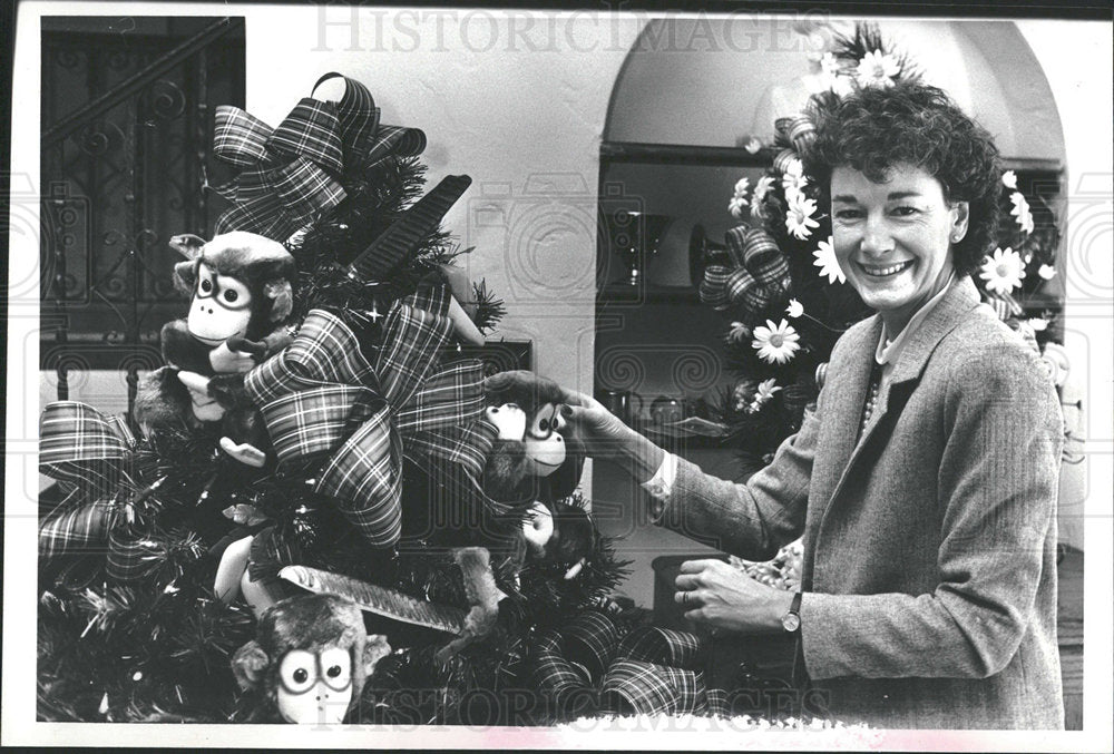 1984 Press Photo tree chairman Sharon Ahrens - Historic Images