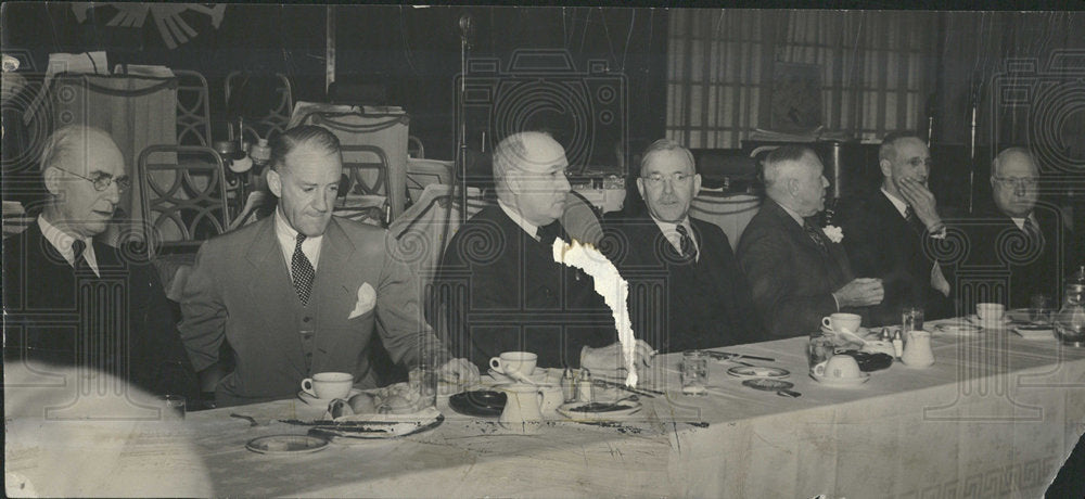 1938 Press Photo Thomas Dines Party Dinner Businessmen - Historic Images