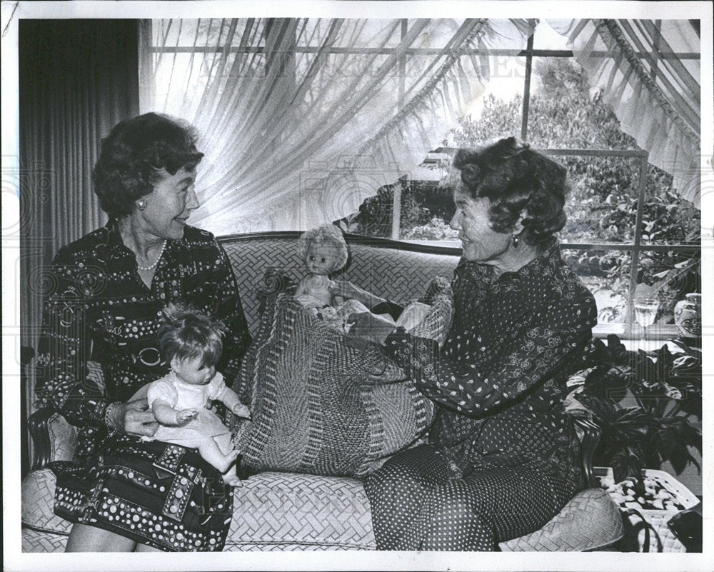 1974 Press Photo Mrs Walter Hellmich & Mrs Lloyd Page - Historic Images