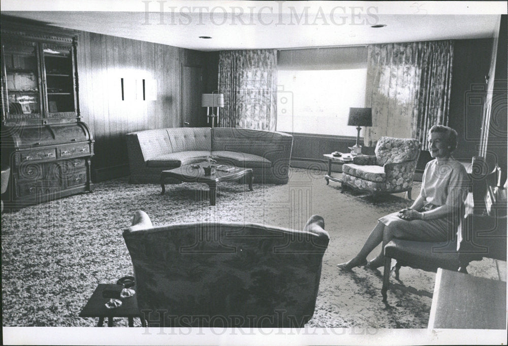 1962 Press Photo Mrs. Walter Hellmich In Home Library - Historic Images