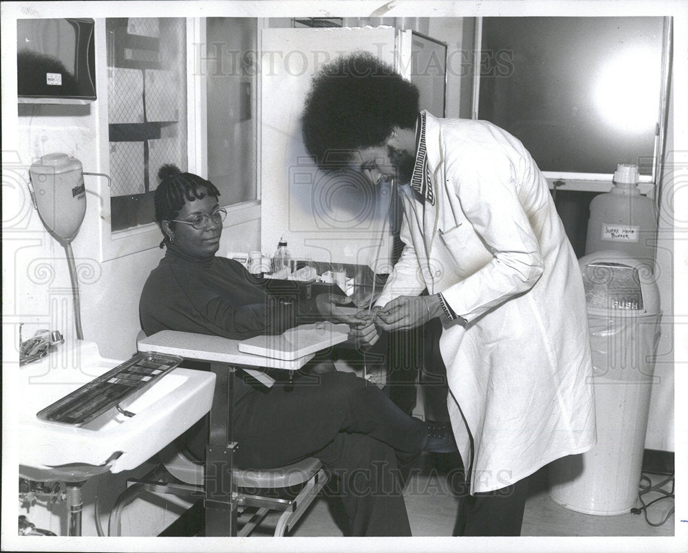 1973 Press Photo Sickle Cell Test Technincian Rucker  - Historic Images