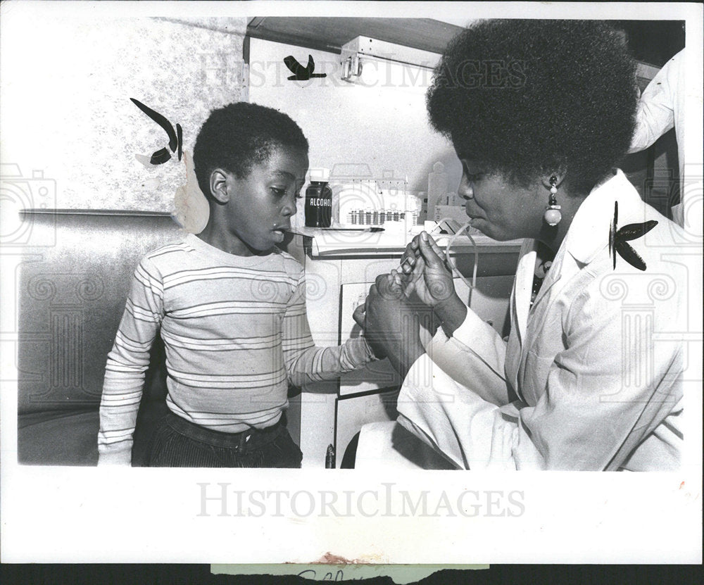 1975 Press Photo Mrs. Jetohn Thomas blood Seth Petty - Historic Images