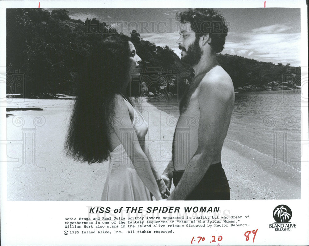 1985 Press Photo Raul Julia Actor Kiss Spider Woman - Historic Images