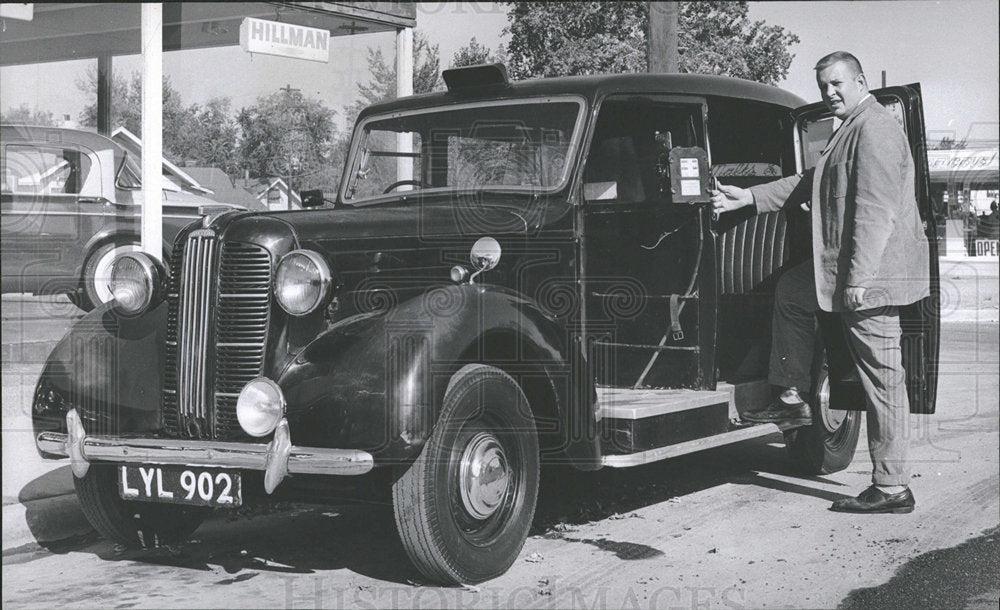 1960 Press Photo Ron Hunter manager agency veteran cab - Historic Images