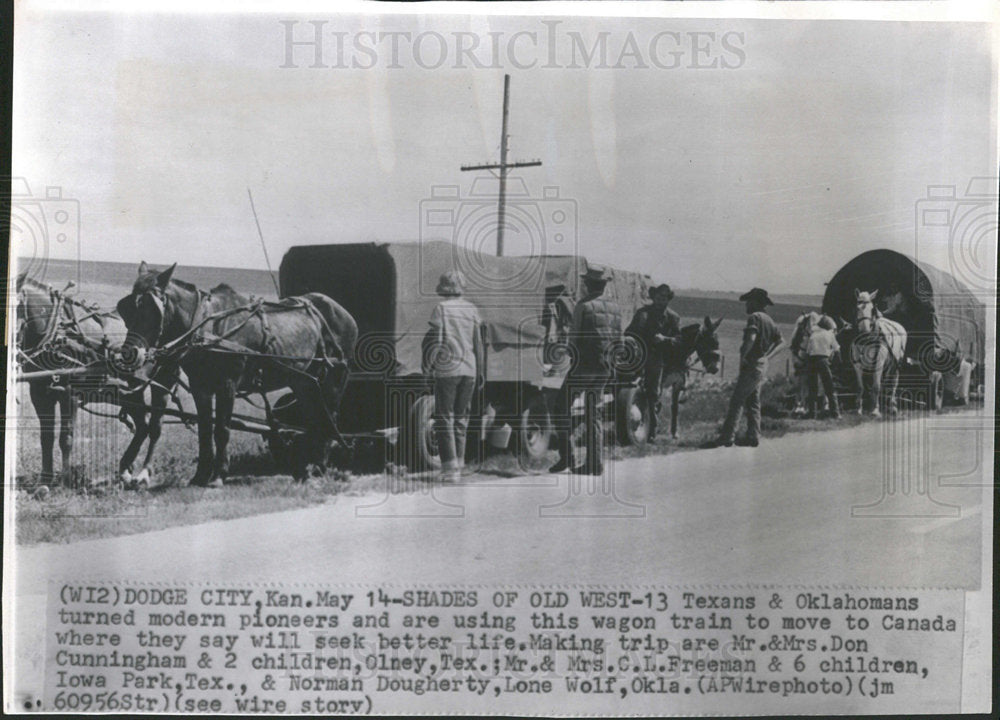 1965 Press Photo Texans Oklahomans Wagon Train Canada - Historic Images