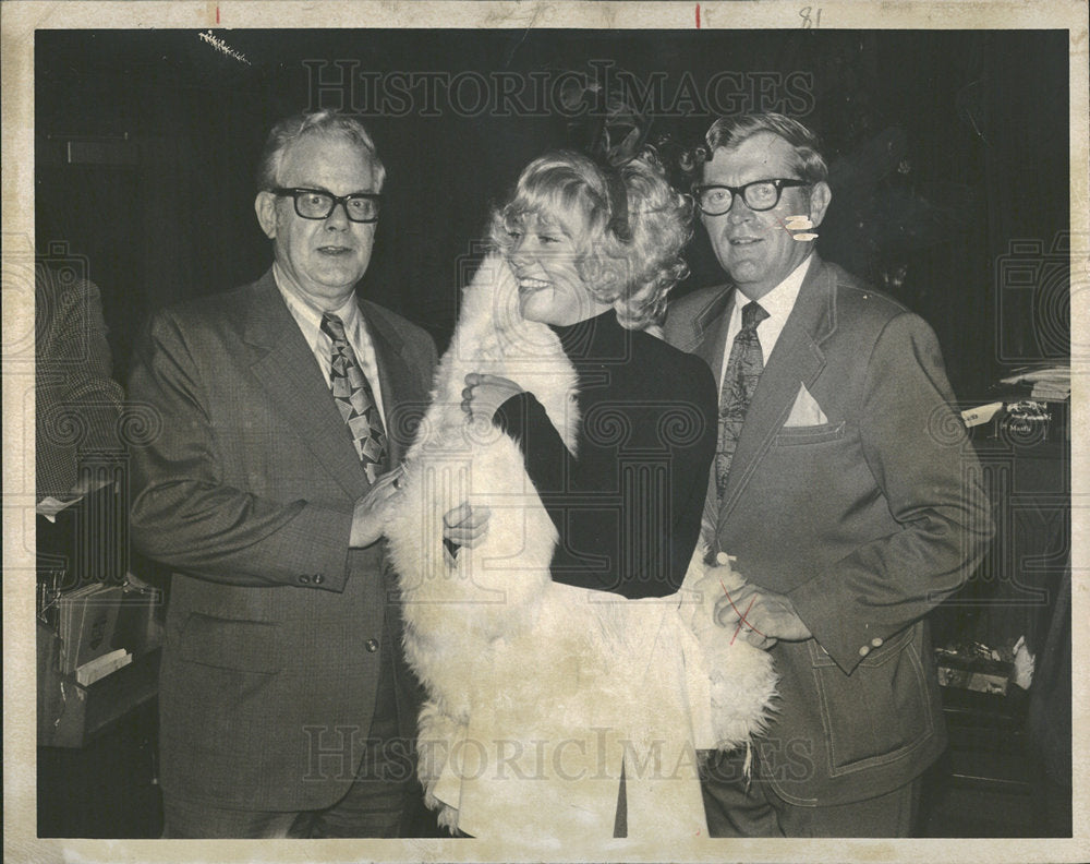 1972 Press Photo Bob Heiderbasch Wins Rug From Bunnie - Historic Images