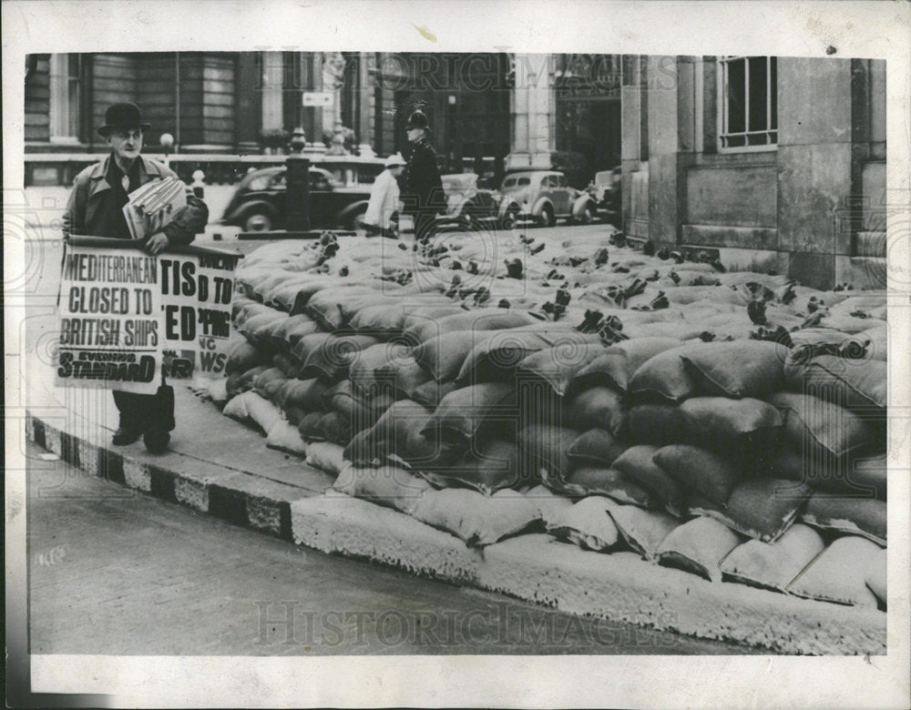 1939 Press Photo Newsboy Sandbag Headquarter Britishh  - Historic Images